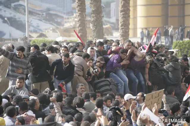 Pro and anti President Hosny Mubarak protesters clash at the Tahrir square, Cairo, Egypt, 02 February 2011. Media reports state on 02 February 2011 that clashes broke out in the main square of the Egyptian capital betwee...