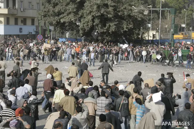 Pro and anti President Hosny Mubarak protesters clash at the Tahrir square, Cairo, Egypt, 02 February 2011. Media reports state on 02 February 2011 that clashes broke out in the main square of the Egyptian capital betwee...