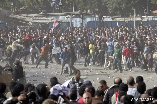 Pro and anti President Hosny Mubarak protesters clash at the Tahrir square, Cairo, Egypt, 02 February 2011. Media reports state on 02 February 2011 that clashes broke out in the main square of the Egyptian capital betwee...