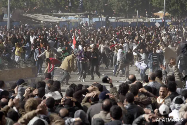 Pro and anti President Hosny Mubarak protesters clash at the Tahrir square, Cairo, Egypt, 02 February 2011. Media reports state on 02 February 2011 that clashes broke out in the main square of the Egyptian capital betwee...