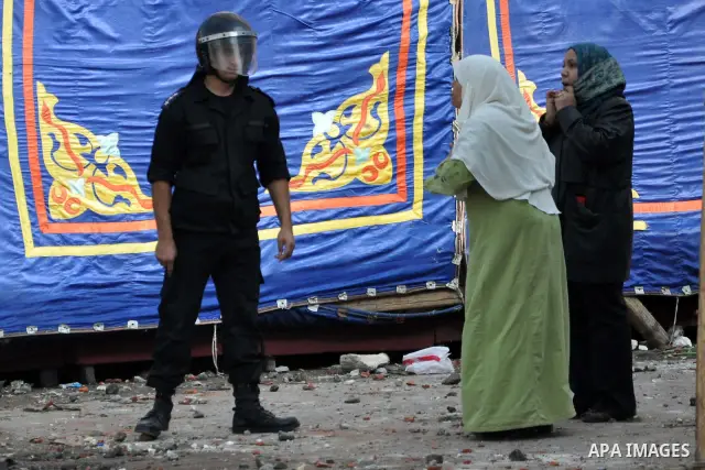 Egyptian protesters clash with anti-riot police during fresh demonstrations that erupted following Friday prayers in in Alexandria, Egypt, 28 January 2011. Violent clashes marked a 'Friday of rage' in Egypt, as anti-gove...