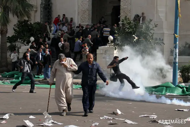 Egyptian protesters clash with anti-riot police during fresh demonstrations that erupted following Friday prayers in in Alexandria, Egypt, 28 January 2011. Violent clashes marked a 'Friday of rage' in Egypt, as anti-gove...