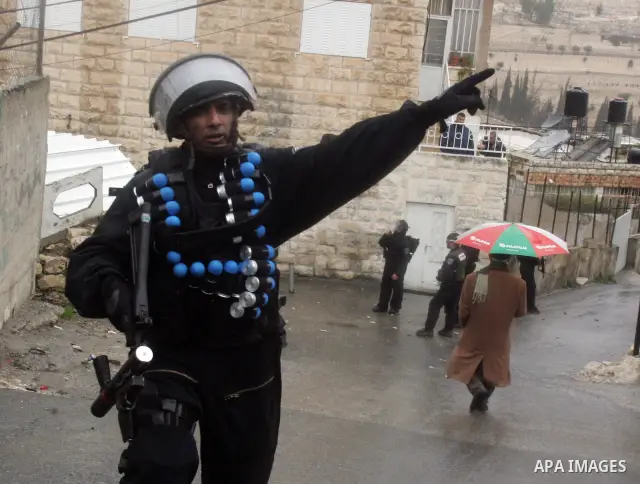 Israeli border police stand guard during clashes with Palestinian youths in the East Jerusalem neighbourhood of Ras al-Amud on February 04, 2011. Photo by Mahfouz Abu Turk