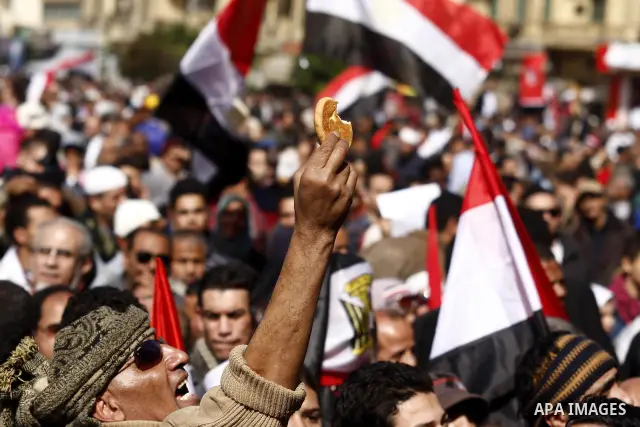 Opposition supporters protest in Tahrir Square in Cairo February 6, 2011. Demonstrators camped out in Cairo's Tahrir Square, which has become an epicentre for protest, vowed to intensify their battle to oust Egypt's Pres...