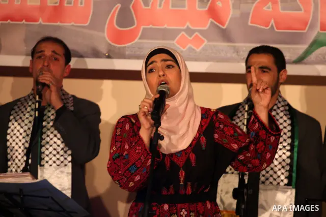 Palestinian artist Mais Shalash performs during a concert in the West Bank city of Ramallah, February 6, 2011. Photo by Issam Rimawi