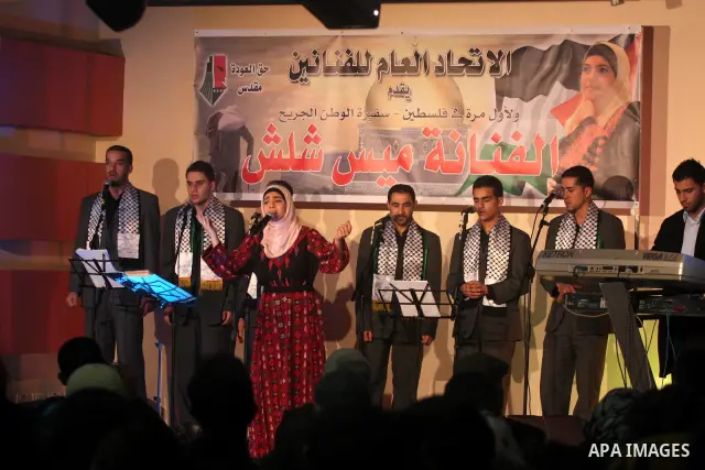 Palestinian artist Mais Shalash performs during a concert in the West Bank city of Ramallah, February 6, 2011. Photo by Issam Rimawi