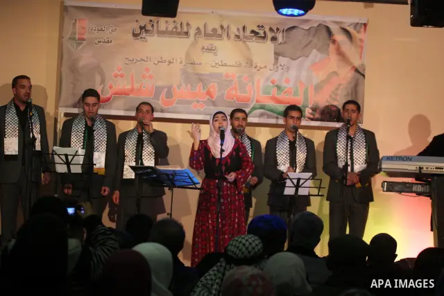 Palestinian artist Mais Shalash performs during a concert in the West Bank city of Ramallah, February 6, 2011. Photo by Issam Rimawi