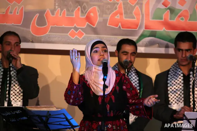 Palestinian artist Mais Shalash performs during a concert in the West Bank city of Ramallah, February 6, 2011. Photo by Issam Rimawi