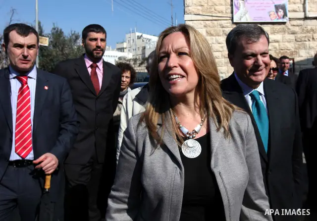 Spanish Foreign Minister Trinidad Jimenez (C) meets Palestinians during her tour of the old city market in the center of the divided West Bank city of Hebron, on 08 February 2011. Photo by Niveen Habashi Manarios