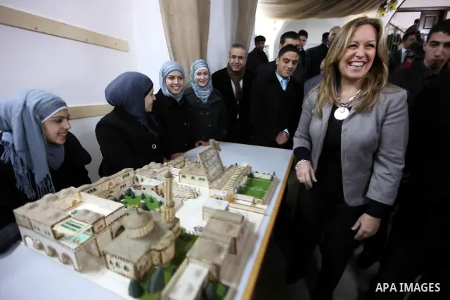 Spanish Foreign Minister Trinidad Jimenez (C) meets Palestinians during her tour of the old city market in the center of the divided West Bank city of Hebron, on 08 February 2011. Photo by Niveen Habashi Manarios