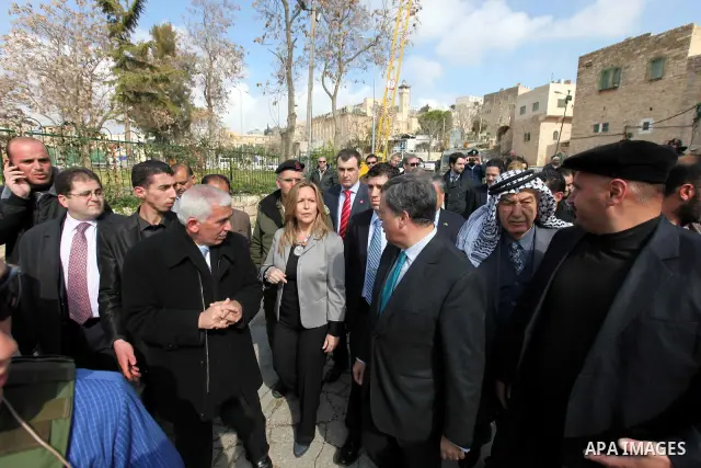 Spanish Foreign Minister Trinidad Jimenez (C) meets Palestinians during her tour of the old city market in the center of the divided West Bank city of Hebron, on 08 February 2011. Photo by Niveen Habashi Manarios