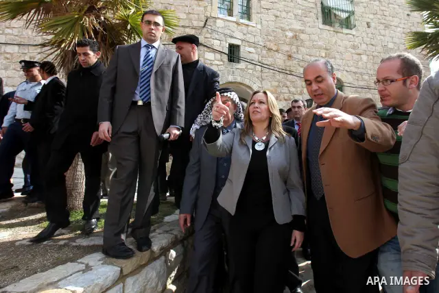 Spanish Foreign Minister Trinidad Jimenez (C) meets Palestinians during her tour of the old city market in the center of the divided West Bank city of Hebron, on 08 February 2011. Photo by Niveen Habashi Manarios