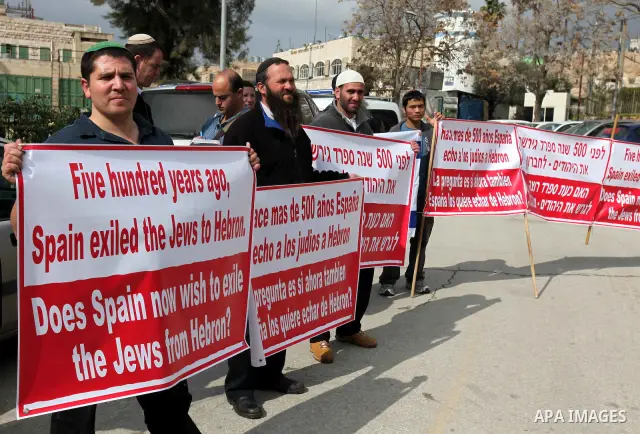 Israeli settlers from the Jewish community in Hebron demonstrate against the visit of Spanish Foreign Minister Trinidad Jimenez to the Palestinian community in the divided West Bank city of Hebron, 08 Feburary 2011. Phot...
