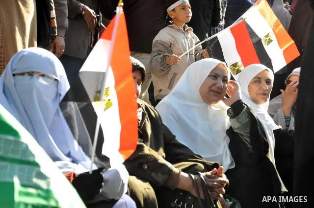 Egyptian anti government protesters gather in Alexandria, Egypt, on 08 February 2011, the 15th consecutive day of thousands of people protesting against Egypt's president Hosni Mubarak. Photo by Ahmed Ramadan