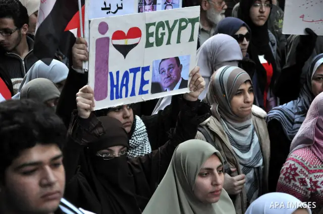 Egyptian anti government protesters gather in Alexandria, Egypt, on 08 February 2011, the 15th consecutive day of thousands of people protesting against Egypt's president Hosni Mubarak. Photo by Ahmed Ramadan