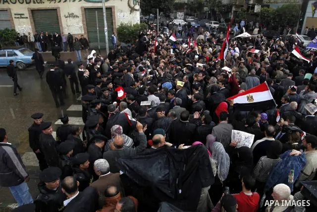 Egyptian riot police clashes with Egyptian protesters demonstrate at the gate of the presidential palace in Cairo, Egypt, Thursday, Feb. 10, 2011. Egypt's foreign minister warns of a military coup if protesters continue...
