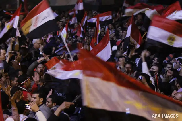 nti-government protesters watch on big screen as Egyptian President Hosni Mubarak makes a televised statement to his nation in Tahrir Square in downtown Cairo, Egypt Thursday, Feb. 10, 2011. Egyptian President Hosni Muba...