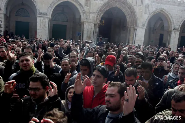 Palestinians rally in support of the Egyptian people and calling for the ouster of Egyptian President Hosni Mubarak at the Al-Aqsa Mosque compound in Jerusalem's Old City on February 11, 2011. Photo by Mahfouz Abu Turk