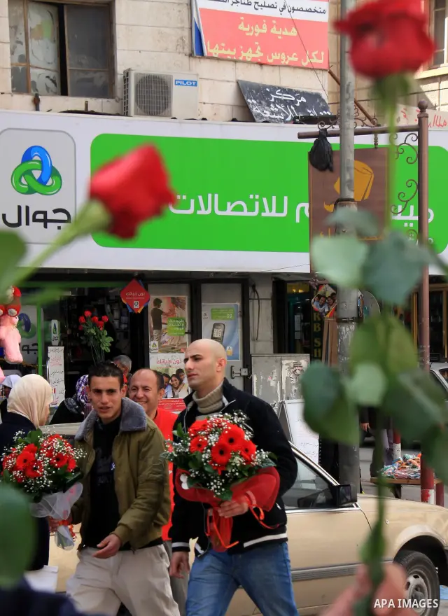 Palestinians hold flowers in the Valentine's Day gifts at a shop in the West Bank city of Nablus February 14, 2011. Photo by Wagdi Eshtayah