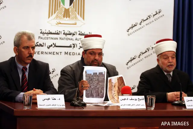 Yousuf Adaies, the head of the Supreme Council of the legitimate judical, Mohammed Hussein, the mufti of Jerusalem and Palestine and Hanna Issa, the Minister of the Endowments for Christian affairs attends a joint news c...