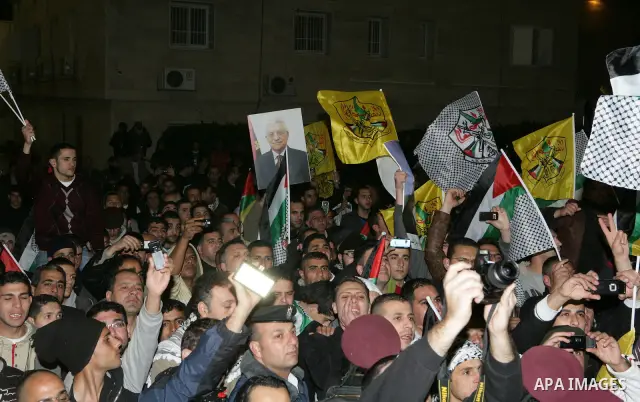 Palestinians take part in a march to show support and pro-security council decision against Israeli settlements, in the West Bank city of Ramallah on Feb. 18,2011. Photo by Thaer Ganaim
