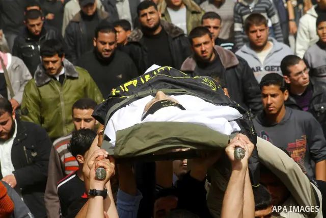 Palestinian mourners carry the body of Islamic Jihad militant Adel Jundia during his funeral in Gaza City on February 24, 2011, a day after he was killed by Israeli tank fire during clashes east of Gaza City. Ten other P...