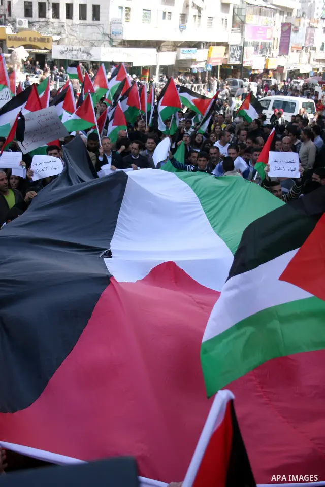 Palestinians take part in a rally calling for ending the Palestinian division, in the West Bank city of Ramallah on Feb.24, 2011. More than 3000 protesters call for free elections and the reconciliation between the two r...