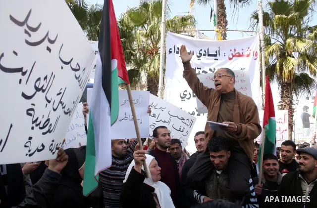 Palestinians take part in a rally calling for ending the Palestinian division, in the West Bank city of Ramallah on Feb.24, 2011. More than 3000 protesters call for free elections and the reconciliation between the two r...