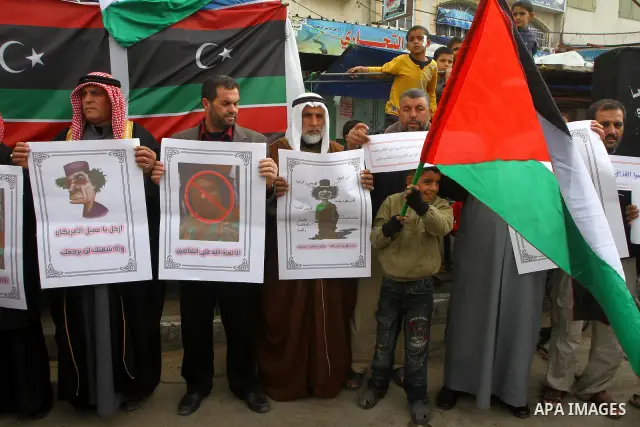 Palestinians take part in a protest to show solidarity with Libyan people, in Gaza city. Photo by Ashraf Amra