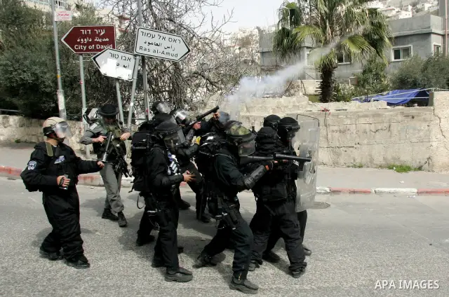 Palestinian youth throwers and Israeli forces clash in the mostly Arab east Jerusalem neighbourhood of Silwan on Feb 25, 2011. Photo by Mahfuz Abu Turk