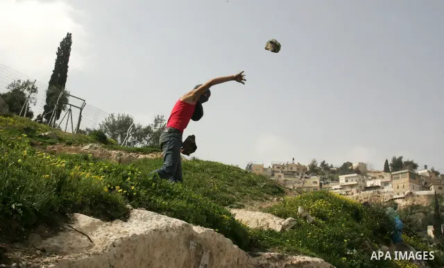Palestinian youth throwers and Israeli forces clash in the mostly Arab east Jerusalem neighbourhood of Silwan on Feb 25, 2011. Photo by Mahfuz Abu Turk