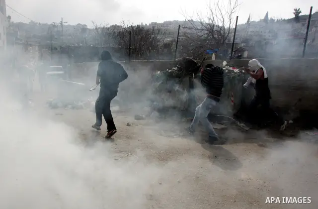 Palestinian youth throwers and Israeli forces clash in the mostly Arab east Jerusalem neighbourhood of Silwan on Feb 25, 2011. Photo by Mahfuz Abu Turk