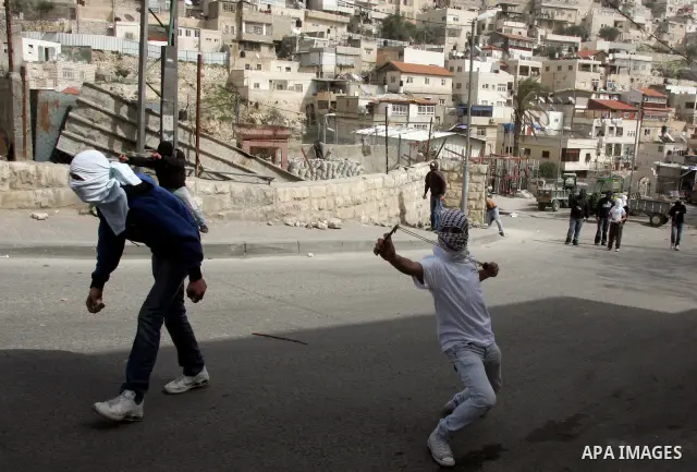 Palestinian youth throwers and Israeli forces clash in the mostly Arab east Jerusalem neighbourhood of Silwan on Feb 25, 2011. Photo by Mahfuz Abu Turk
