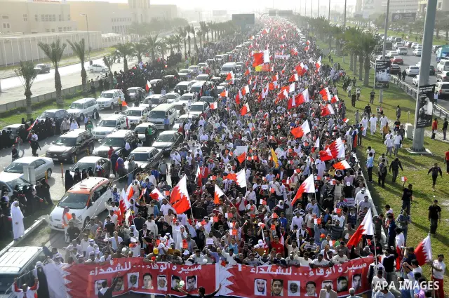 Bahraini anti-government protesters march towards Pearl Square in Manama on February 22, 2011. Tens of thousands of supporters of Bahrain's Shiite-led opposition poured into a Manama square calling for the government's d...