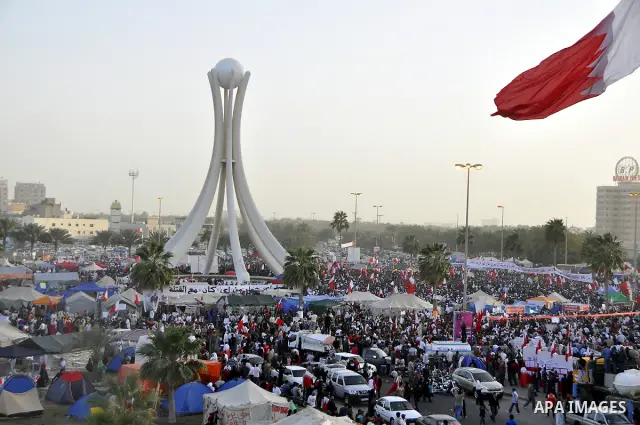 Bahraini anti-government protesters march towards Pearl Square in Manama on February 22, 2011. Tens of thousands of supporters of Bahrain's Shiite-led opposition poured into a Manama square calling for the government's d...