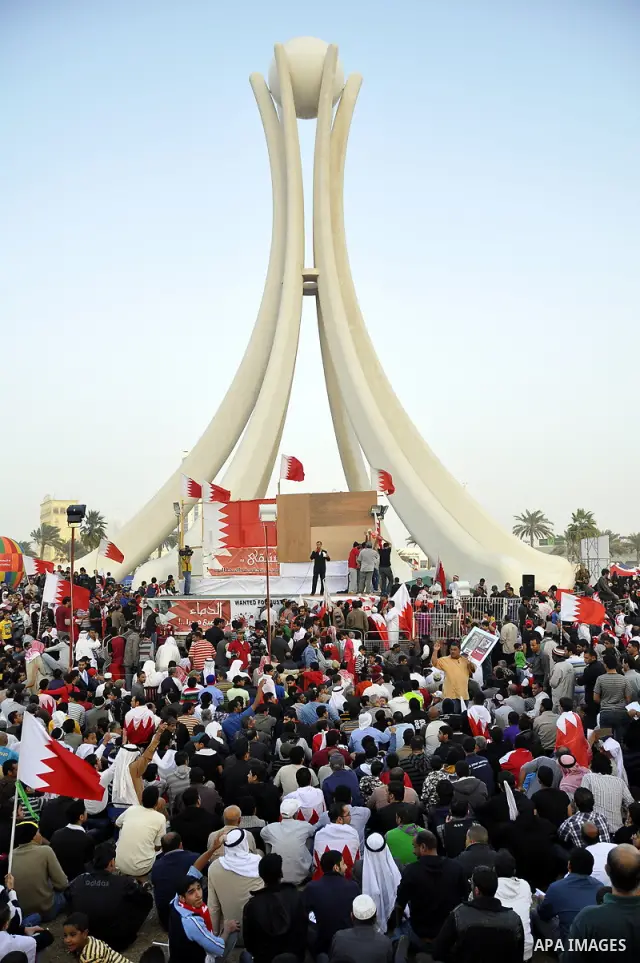 Bahraini anti-government protesters march towards Pearl Square in Manama on February 22, 2011. Tens of thousands of supporters of Bahrain's Shiite-led opposition poured into a Manama square calling for the government's d...