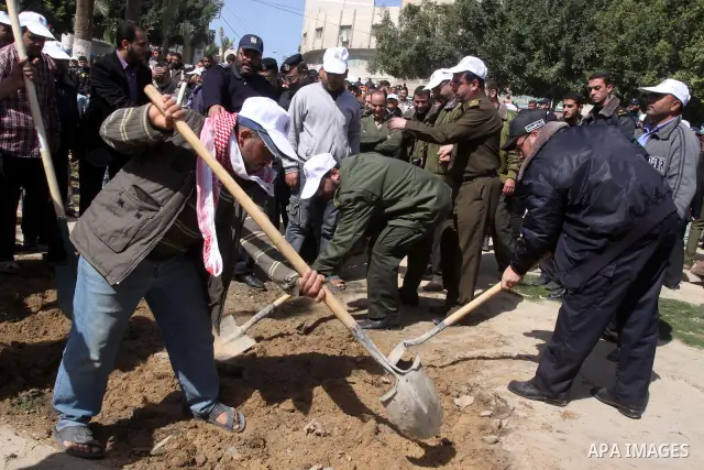 Members of Palestinian policemen in Gaza Strip, participate in campaign to provide services to the citizen, Gaza City on Feb. 26, 2011. Photo by Mohammed Asad