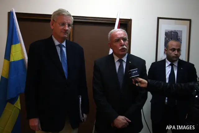 Palestinian Foreign Minister, Riyad al-Malki and Swedish Foreign Affairs Minister, Carl Bildt speaks to media after their meeting at the Palestinian Authority headquarters in the West Bank city of Ramallah on February 28...