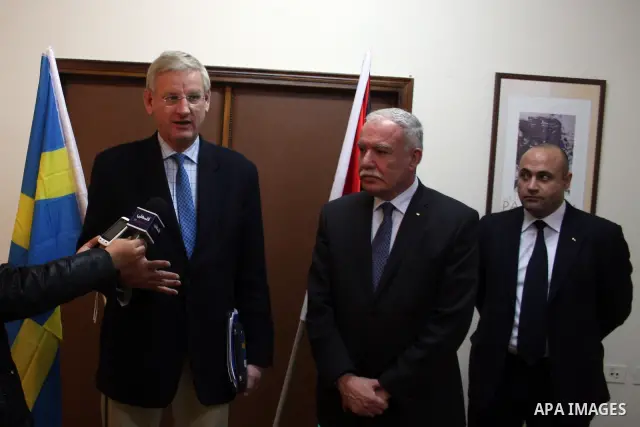 Palestinian Foreign Minister, Riyad al-Malki and Swedish Foreign Affairs Minister, Carl Bildt speaks to media after their meeting at the Palestinian Authority headquarters in the West Bank city of Ramallah on February 28...
