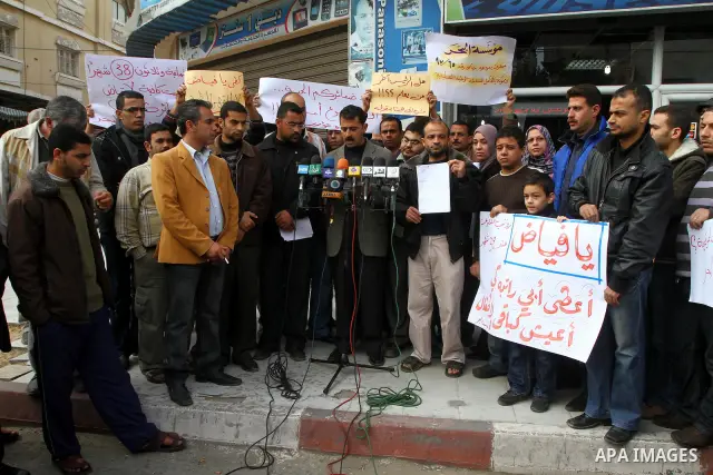 Palestinians take part in a rally calling Fayyad's Government in Ramallah to return their salaries in Gaza city, Tuesday, March 1, 2011. Photo by Ashraf Amra