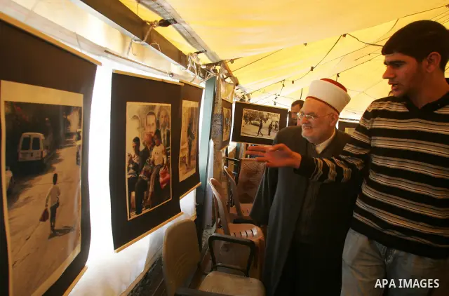 Palestinians participate in photos exhibition in Jerusalem's neighborhood of Silwan on March 3,2011. Photo by Mahfouz Abu Turk