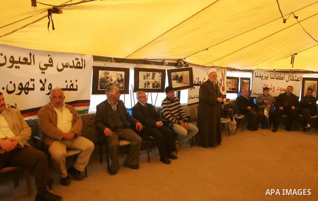 Palestinians participate in photos exhibition in Jerusalem's neighborhood of Silwan on March 3,2011. Photo by Mahfouz Abu Turk