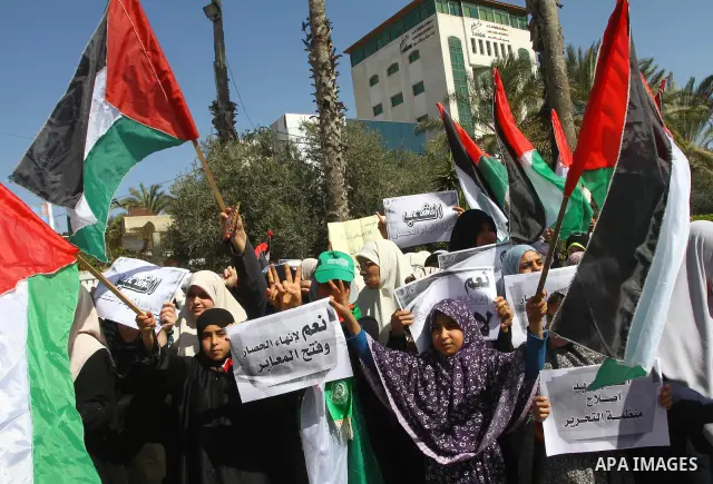 Palestinian Hamas supporters attend a Hamas rally in Gaza city, which called for an end to Palestinian divisions, March 4, 2011. Photo by Ashraf Amra