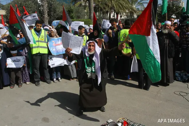 Palestinian Hamas supporters attend a Hamas rally in Gaza city, which called for an end to Palestinian divisions, March 4, 2011. Photo by Ashraf Amra