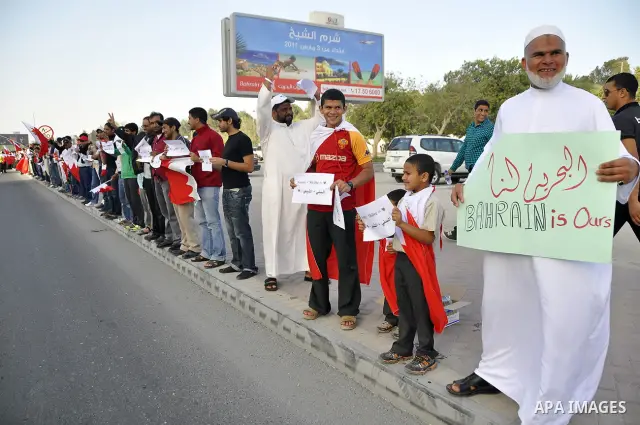 Bahraini anti-government protesters form a human chain Saturday, March 5, 2011, stretching about seven kilometers (four miles) around Manama, Bahrain, from the country's main Fateh Mosque to the Pearl roundabout. Organiz...