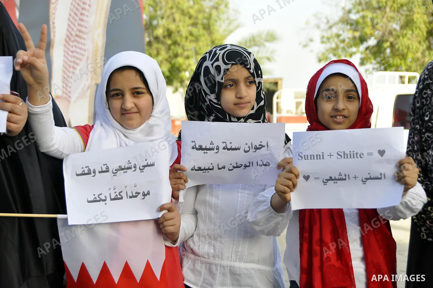 Bahraini anti-government protesters form a human chain Saturday, March 5, 2011, stretching about seven kilometers (four miles) around Manama, Bahrain, from the country's main Fateh Mosque to the Pearl roundabout. Organiz...