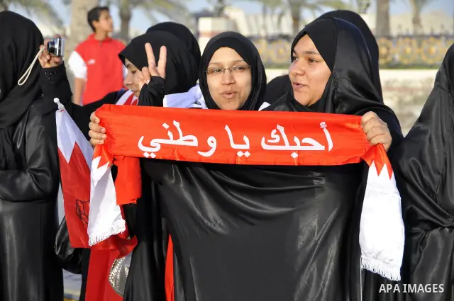 Bahraini anti-government protesters form a human chain Saturday, March 5, 2011, stretching about seven kilometers (four miles) around Manama, Bahrain, from the country's main Fateh Mosque to the Pearl roundabout. Organiz...