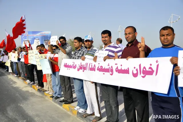 Bahraini anti-government protesters form a human chain Saturday, March 5, 2011, stretching about seven kilometers (four miles) around Manama, Bahrain, from the country's main Fateh Mosque to the Pearl roundabout. Organiz...
