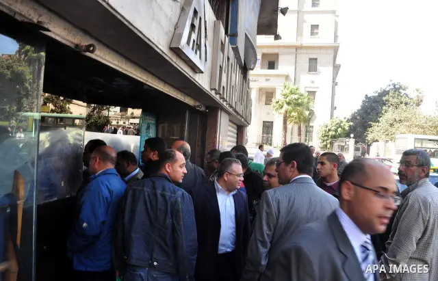 Egyptians gather in front of a shop for weapons in Cairo, Egypt, March 7, 2011. Photo by Ahmed Asad