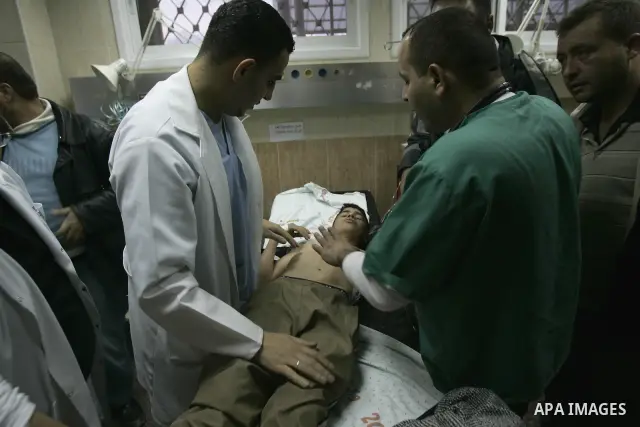 Palestinian doctors attend to a wounded youth at a hospital after being shot by a group of Jewish settlers in the village of his palace in the West Bank near Nablus March 7, 2011 , Jewish settlers and wounded 10 Palestin...